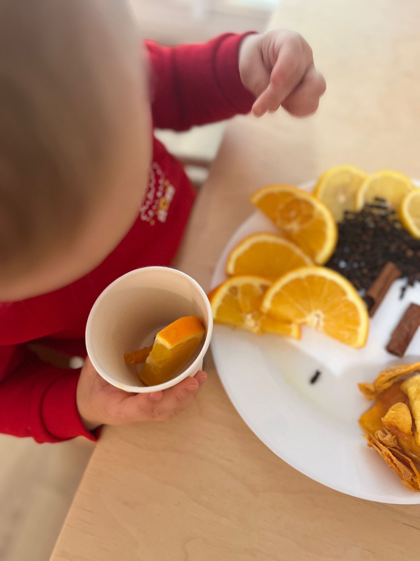 Dziecko poznaje aromaty pomarańczy i przypraw